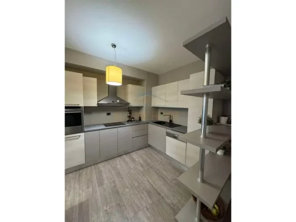 Tirane, jepet me qera apartament 2+1+Ballkon Kati 5, 103 m² 1.500 € (Bllok)