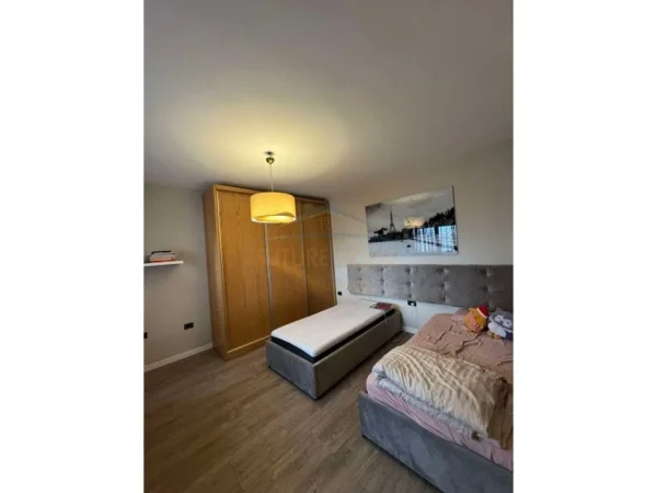 Tirane, jepet me qera apartament 2+1+Ballkon Kati 5, 103 m² 1.500 € (Bllok)