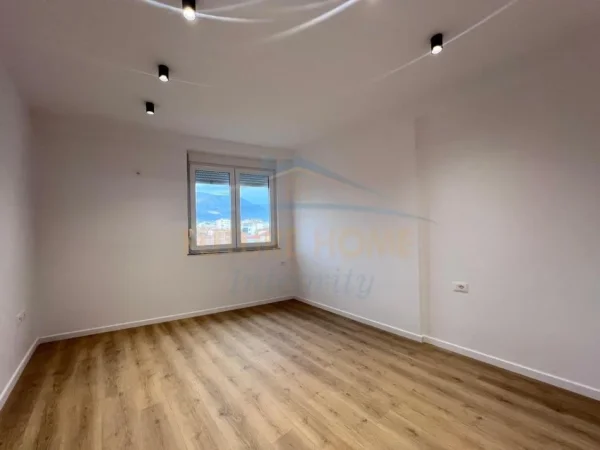 Tirane, shes apartament 2+1+Ballkon Kati 4, 78 m² 195.000 € (Pazari i Ri)