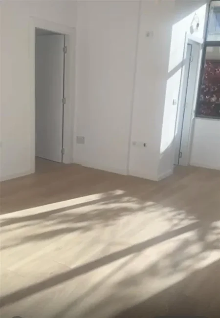 Tirane, jepet me qera apartament 1+1+Ballkon Kati 1, 60 m² 400 € 