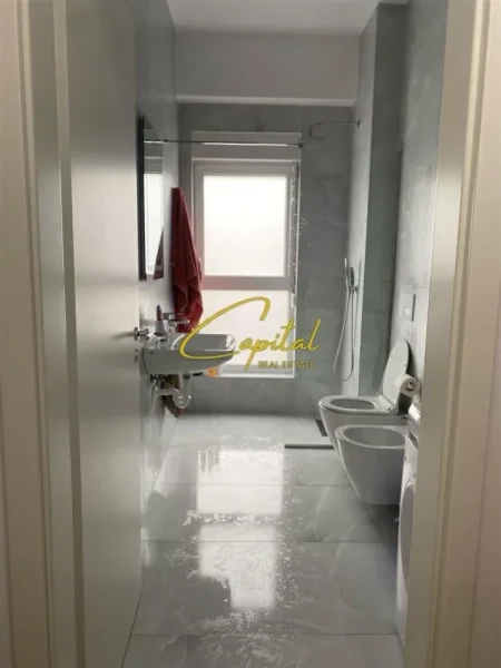 Tirane, jepet me qera apartament 2+1+Ballkon Kati 7, 70 m² 550 € (ALI DEMI)