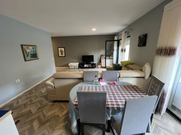 Tirane, shitet apartament 2+1+Ballkon , 134 m² 209.141 € (Rruga 5 Maji)