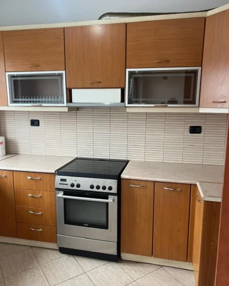 Tirane, jepet me qera apartament 2+1+Ballkon Kati 6, 94 m² 500 € (Pallati me Shigjeta)