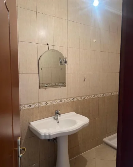Tirane, jepet me qera apartament 2+1+Ballkon Kati 6, 94 m² 500 € (Pallati me Shigjeta)