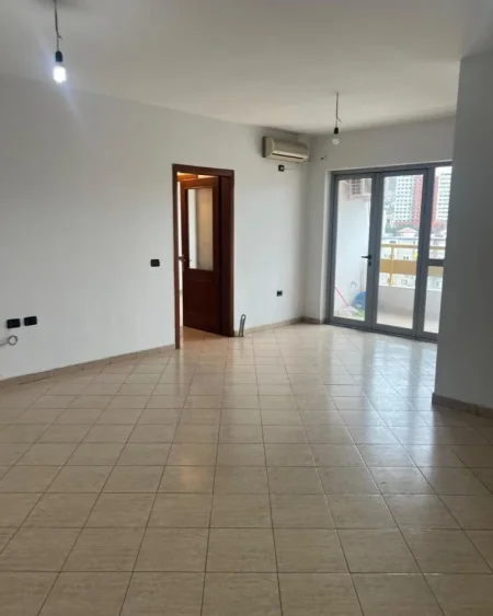 Tirane, jepet me qera apartament 2+1+Ballkon Kati 6, 94 m² 500 € (Pallati me Shigjeta)