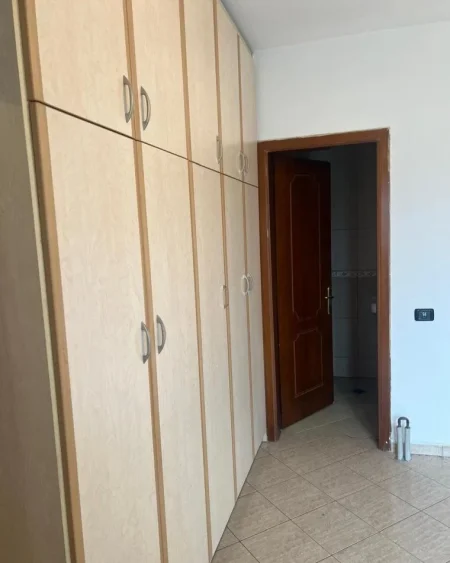 Tirane, jepet me qera apartament 2+1+Ballkon Kati 6, 94 m² 500 € (Pallati me Shigjeta)
