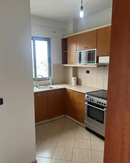 Tirane, jepet me qera apartament 2+1+Ballkon Kati 6, 94 m² 500 € (Pallati me Shigjeta)