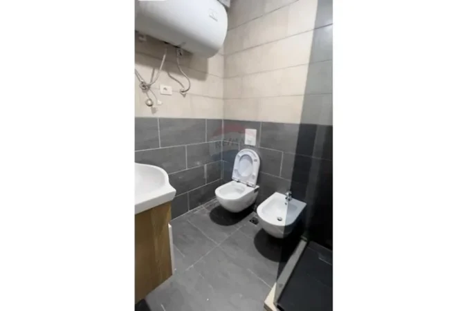 Tirane, jepet me qera apartament 2+1 Kati 4, 87 m² 450 € (Apartament 2+1 me qira ne Shkoze!)