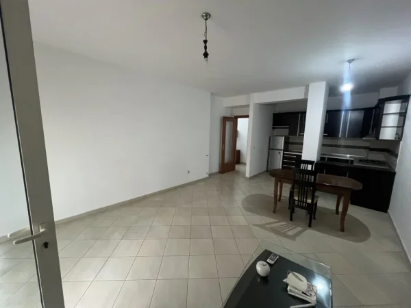 Tirane, jap me qera apartament 2+1+Ballkon Kati 4, 104 m² 600 € (Kristal Center)