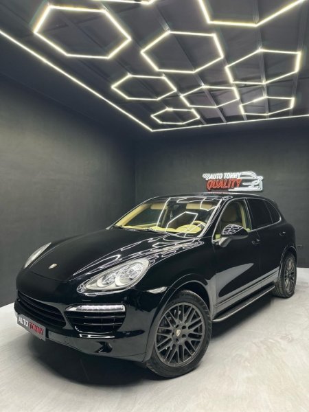 Lushnje, shitet makine Porsche cayenne Nafte, e zeze automatik