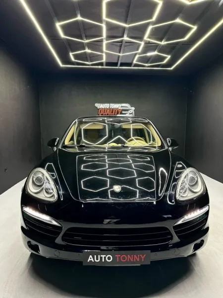 Lushnje, shitet makine Porsche cayenne Nafte, e zeze automatik