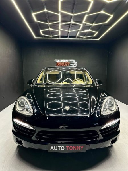 Lushnje, shitet makine Porsche cayenne Nafte, e zeze automatik