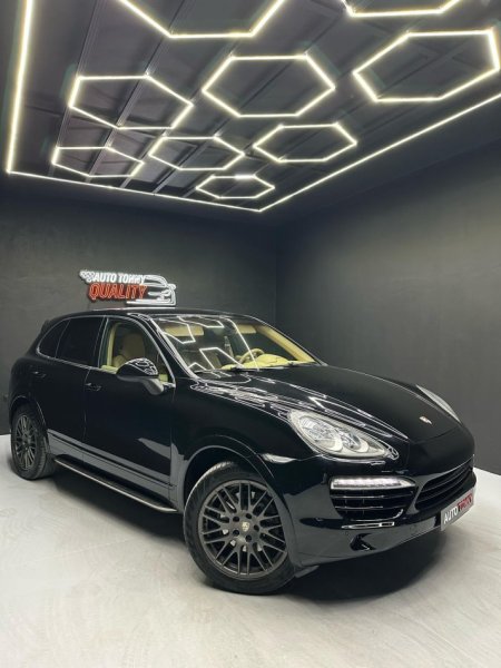 Lushnje, shitet makine Porsche cayenne Nafte, e zeze automatik