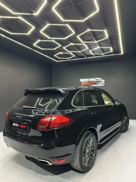 Lushnje, shitet makine Porsche cayenne Nafte, e zeze automatik