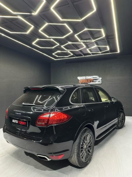 Lushnje, shitet makine Porsche cayenne Nafte, e zeze automatik