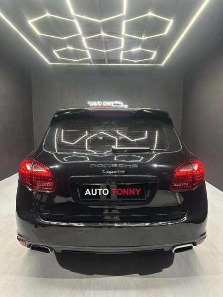 Lushnje, shitet makine Porsche cayenne Nafte, e zeze automatik