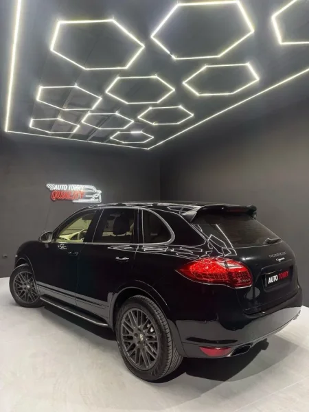 Lushnje, shitet makine Porsche cayenne Nafte, e zeze automatik