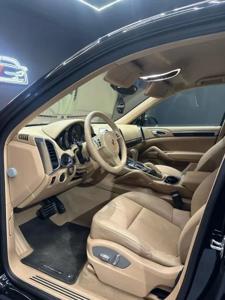 Lushnje, shitet makine Porsche cayenne Nafte, e zeze automatik