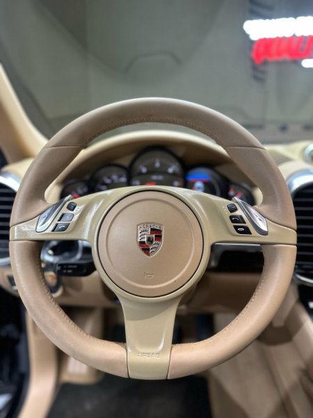 Lushnje, shitet makine Porsche cayenne Nafte, e zeze automatik