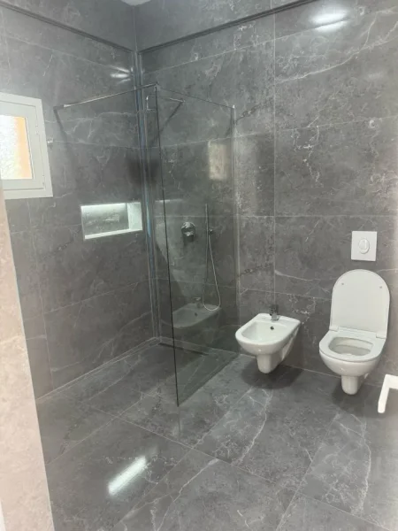 Tirane, jepet me qera Vile 2+1 Kati 1, 90 m² 350 € (Rruga Neco Muka)