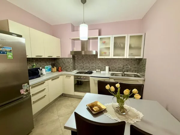 Tirane, jepet me qera apartament 2+1 Kati 3, 95 m² 900 € (Garda)
