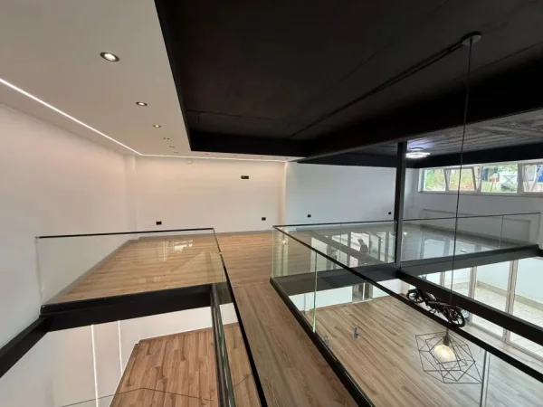 Tirane, jepet me qera ambjent biznesi Kati 0, 303 m² 2.000 € (Liqeni i Thate)