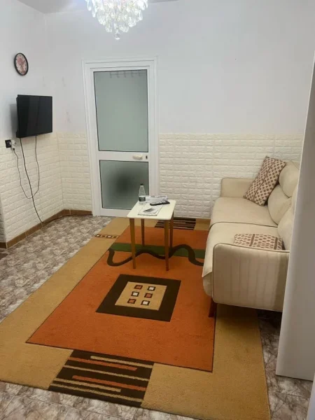 Tirane, jepet me qera apartament 1+1 Kati 1, 35 m² 450 € (Rruga Fortuzi , Prane bar Makador,tek Ministria e Drejtesis)