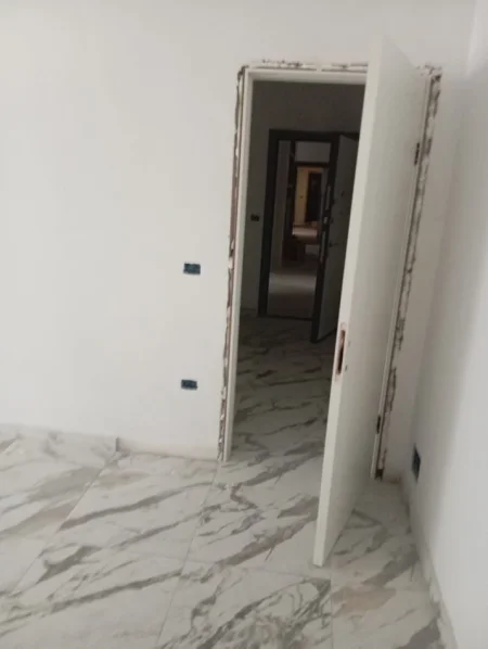 Tirane, shitet apartament 2+1 Kati 5, 104 m² 83.000 € (Kamez kompleksi Demollari 2)