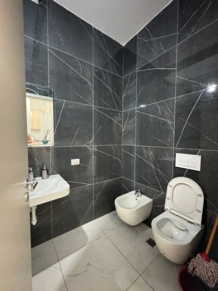 Tirane, jepet me qera apartament 1+1 Kati 10, 65 m² 550 € (21 Dhjetori Kompleksi Kontakt)