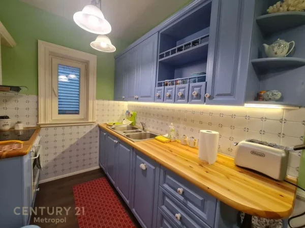 Tirane, jepet me qera apartament 2+1 Kati 1, 120 m² 800 € (Kinostudio)