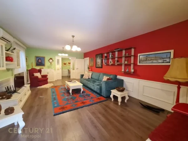 Tirane, jepet me qera apartament 2+1 Kati 1, 120 m² 800 € (Kinostudio)