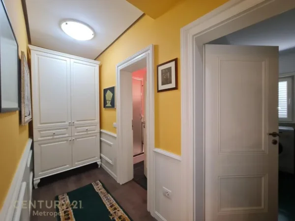 Tirane, jepet me qera apartament 2+1 Kati 1, 120 m² 800 € (Kinostudio)