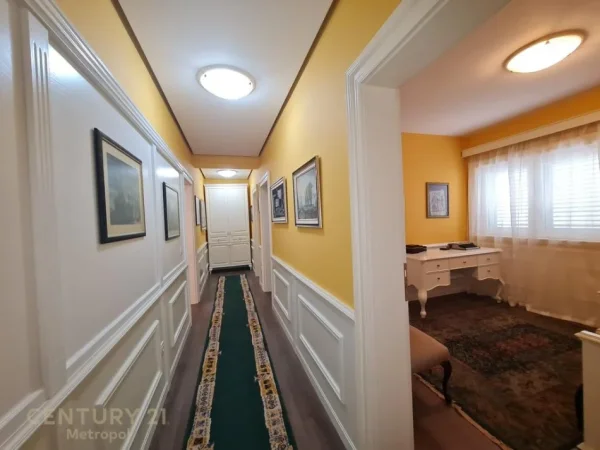 Tirane, jepet me qera apartament 2+1 Kati 1, 120 m² 800 € (Kinostudio)