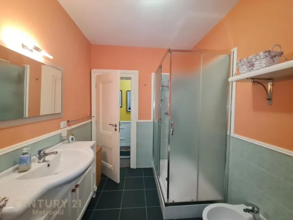 Tirane, jepet me qera apartament 2+1 Kati 1, 120 m² 800 € (Kinostudio)