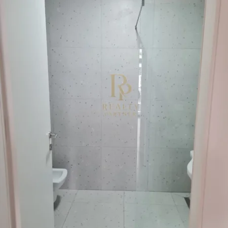 Tirane, jepet me qera zyre Kati 3, 140 m² 1.500 € (Lake View Residence)