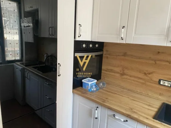 Tirane, jepet me qera apartament 1+1+Ballkon Kati 3, 45 m² 700 € (BLLOKU)