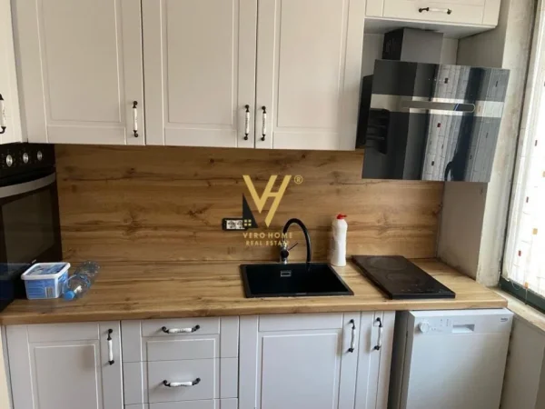 Tirane, jepet me qera apartament 1+1+Ballkon Kati 3, 45 m² 700 € (BLLOKU)