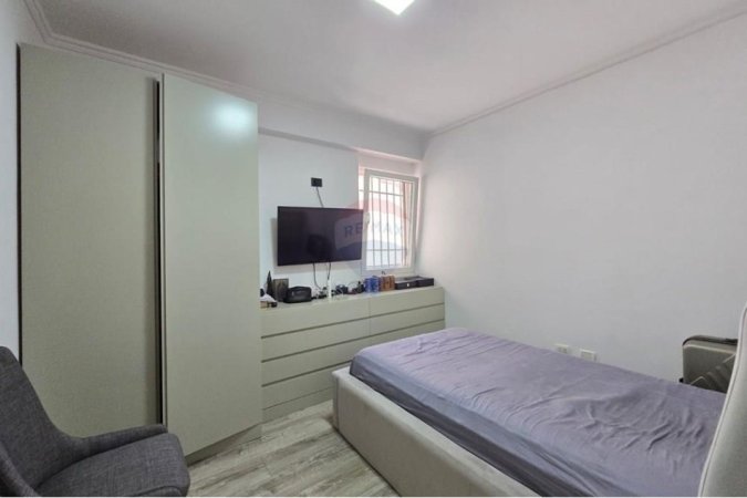 Tirane, jepet me qera apartament 2+1+Ballkon Kati 1, 125 m² 1.000 € 