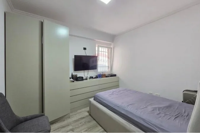 Tirane, jepet me qera apartament 2+1+Ballkon Kati 1, 125 m² 1.000 € 