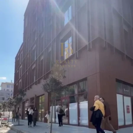 Tirane, jepet me qera ambjent biznesi , 50 m² 1.000 € (Rruga E Kavajes)