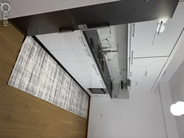 Tirane, jepet me qera apartament 2+1+Ballkon Kati 8, 80 m² 600 € (NDRE MJEDA ISH PARKU)