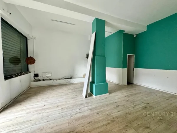 Tirane, jepet me qera dyqan Kati 0, 30 m² 720 € (Sheshi skenderbej)