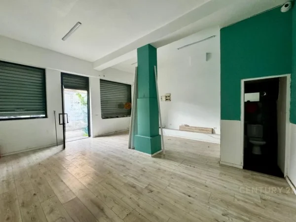 Tirane, jepet me qera dyqan Kati 0, 30 m² 720 € (Sheshi skenderbej)