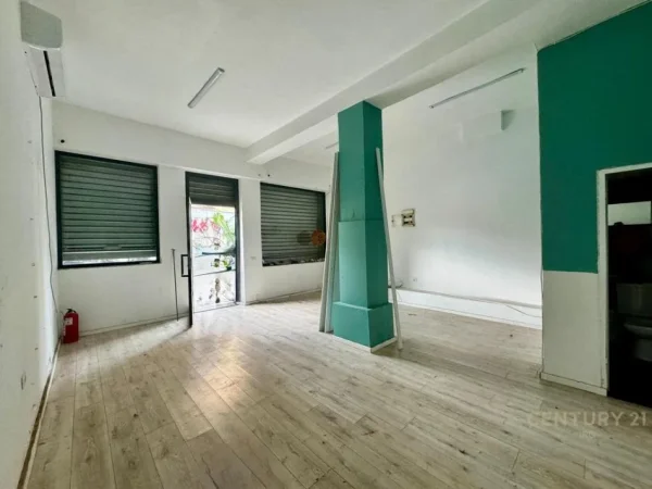 Tirane, jepet me qera dyqan Kati 0, 30 m² 720 € (Sheshi skenderbej)