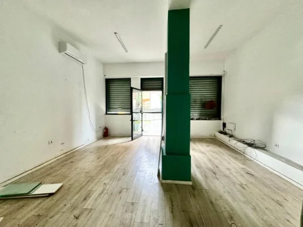 Tirane, jepet me qera dyqan Kati 0, 30 m² 720 € (Sheshi skenderbej)