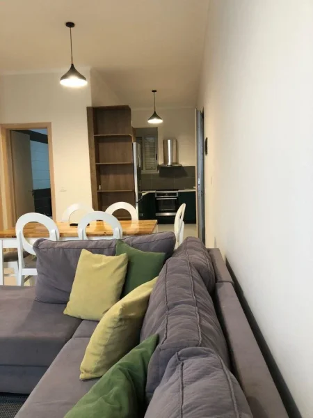 Tirane, jepet me qera apartament 1+1+Ballkon Kati 1, 65 m² 400 € (Rruga Bilal Sina)