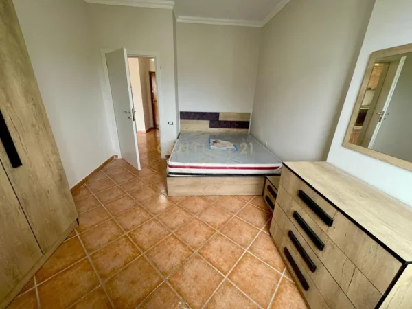 Durres, shitet apartament 1+1+Ballkon Kati 4, 65 m² 65.000 € (shkembi i kavajes)