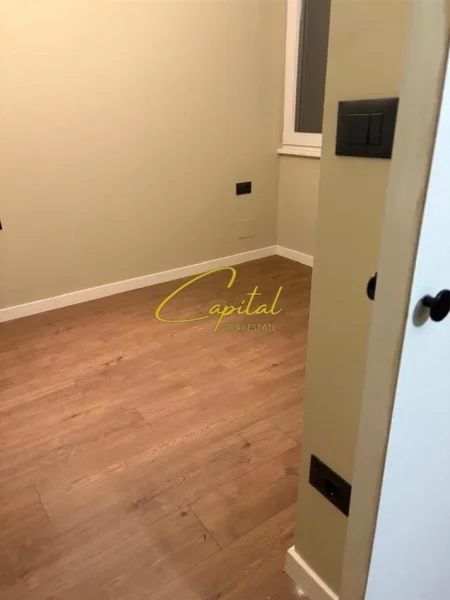 Tirane, jepet me qera zyre Kati 11, 50 m² 650 € (ISH BLLOKU)