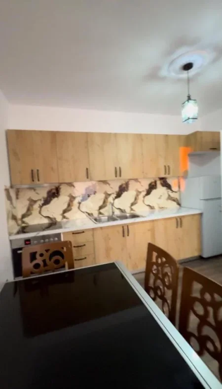 Tirane, jepet me qera apartament 2+1+Ballkon Kati 4, 87 m² 450 € (Shkoze)