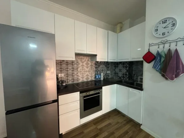 Tirane, jepet me qera apartament 2+1+Ballkon Kati 6, 110 m² 900 € (Rruga e Kavajes)